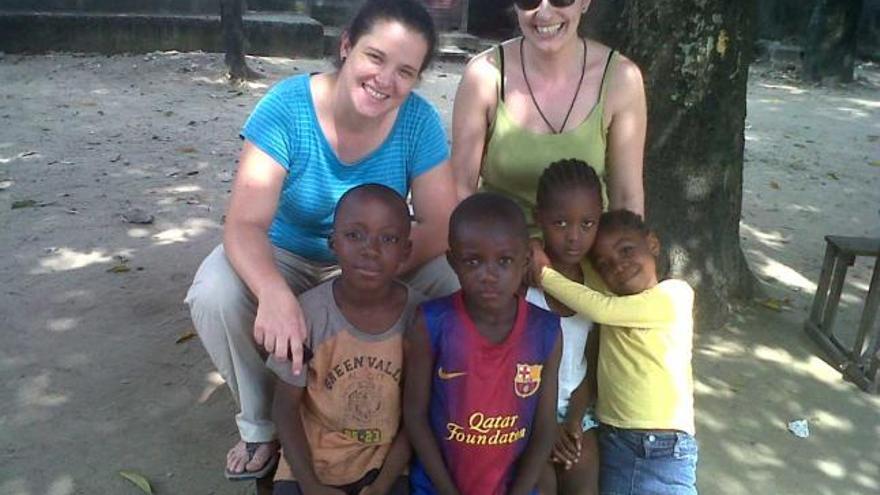María Llamedo -izquierda- y Ana Aramburu, con varios niños en Kinshasa. | reproducción de p. m.