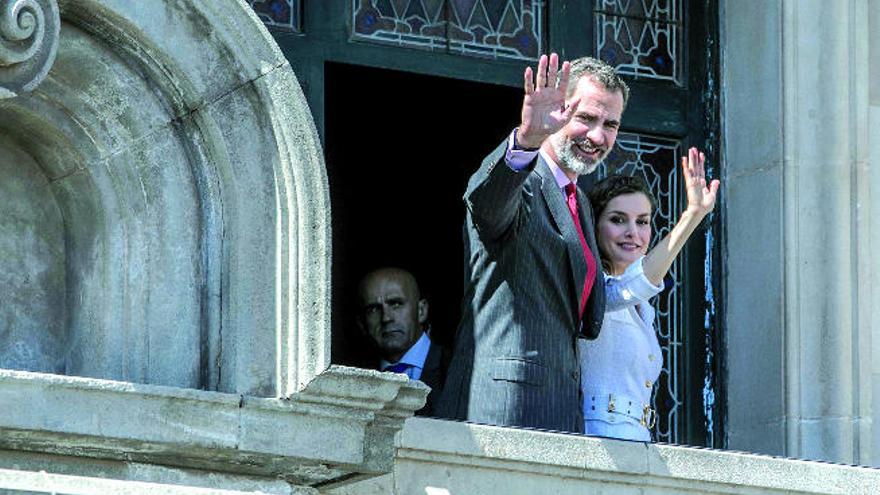 Don Felipe y doña Letizia en un balcón del Cabildo de Tenerife.