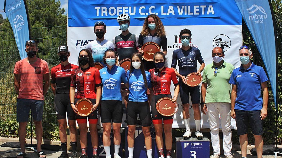 Los mejores del Trofeu Sa Vileta posan en el podio con los organizadores. | TOMEU ARBONA