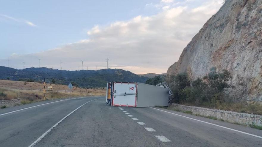 Un herido tras volcar con su camión en la N-232 cerca de Morella