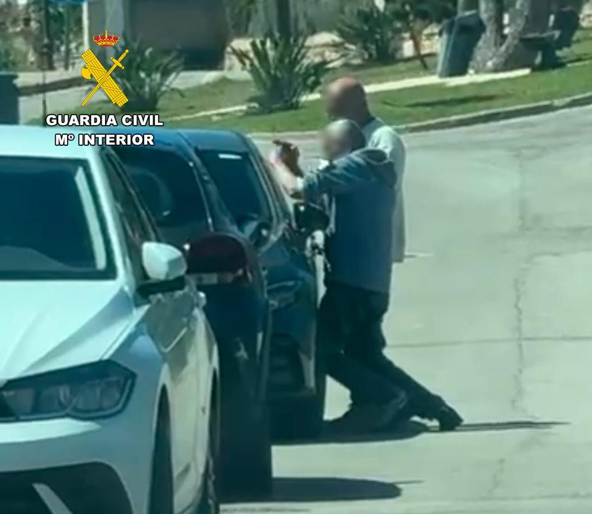 Los dos ladrones en el momento de disponerse a robar en un coche en Cala Figuera.