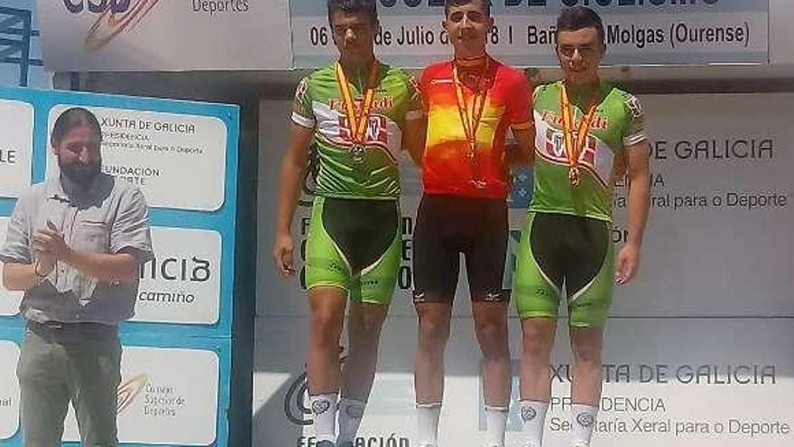 Manuel Rodríguez, en el centro, campeón nacional.// Enzo Sarmiento