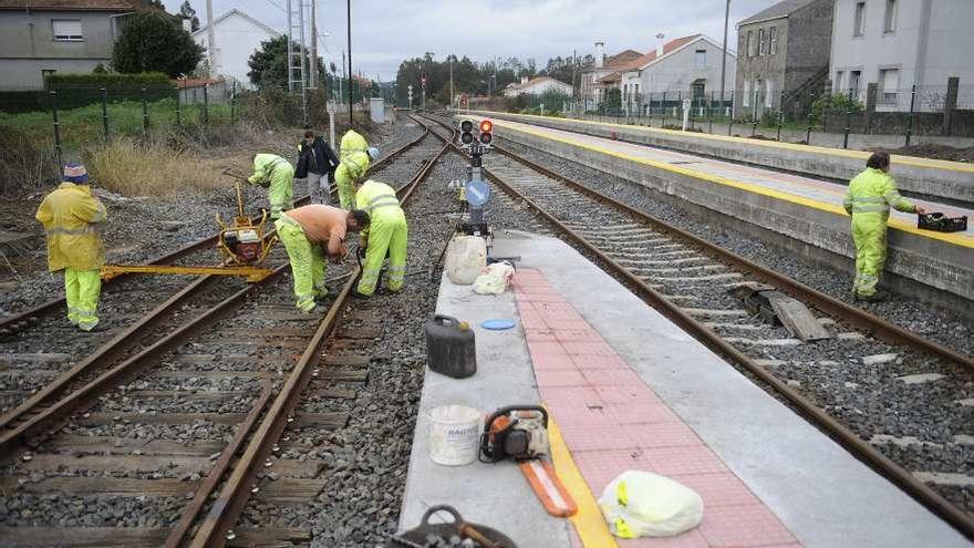 Trabajadores de Adif realizan trabajos en las vías de la estación de Betanzos-Infesta.