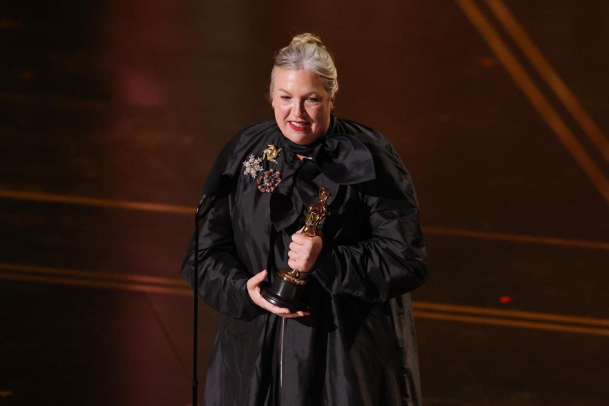 Kate Hawley recoge el Oscar al mejor vestuario por 'Frankenstein'