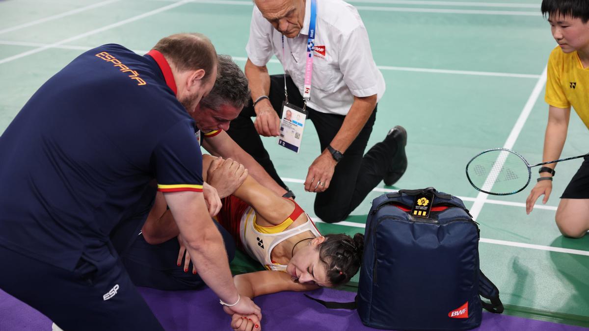Carolina Marín, atendida por su equipo tras lesionarse durante la semifinal de bádminton de los Juegos Olímpicos de París.