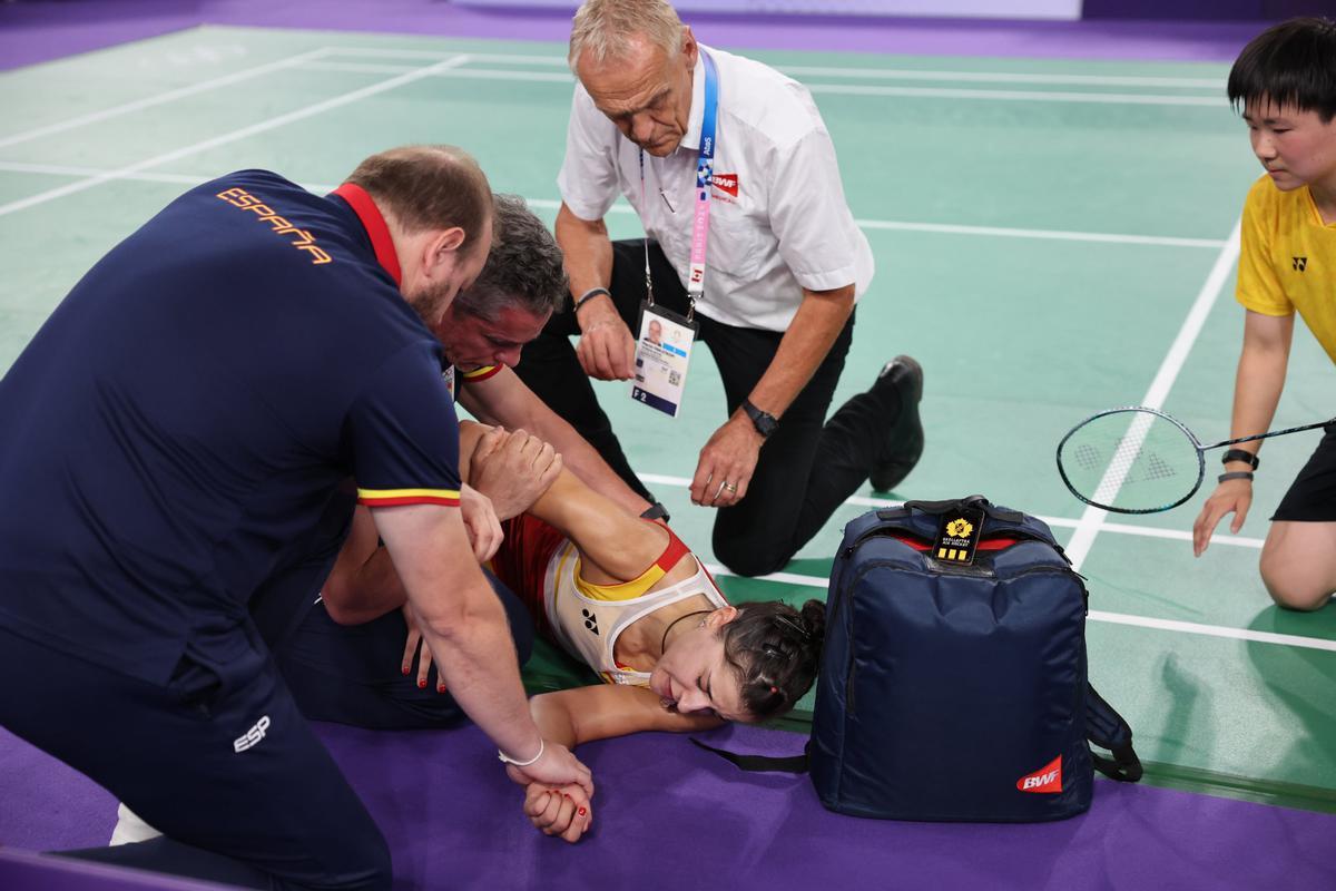 Carolina Marín, atendida por su equipo tras lesionarse durante la semifinal de bádminton de los Juegos Olímpicos de París.