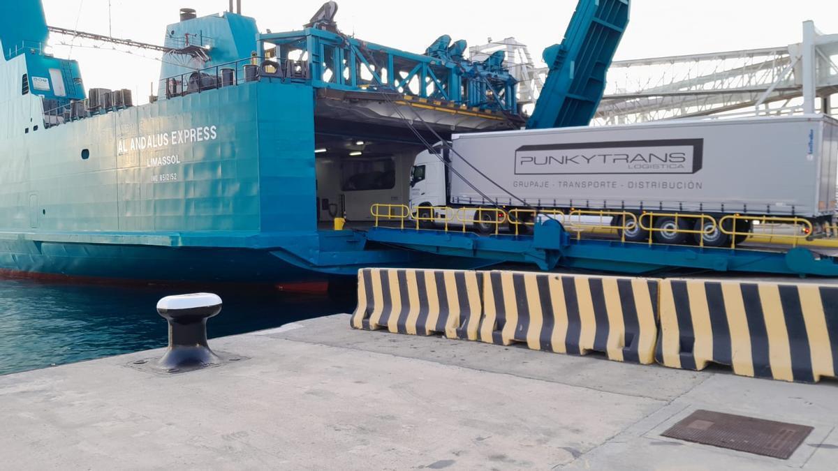 Imagen de uno de los camiones con balas compactadas de residuos entrando al buque mercante en el puerto de Ibiza.