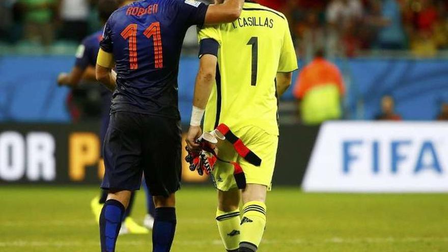 Robben consuela a Casillas a la conclusión del partido del viernes.