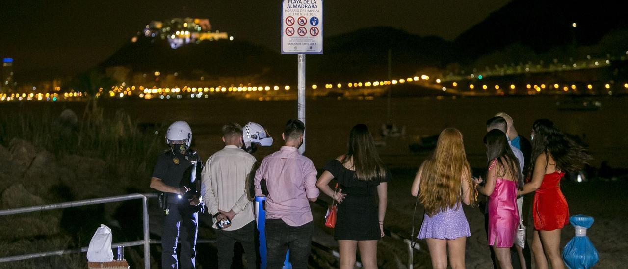 Un reciente control policial en una playa de Alicante contra el consumo de alcohol en la calle, que ha aumentado tras el cierre del ocio nocturno según el Ayuntamiento.