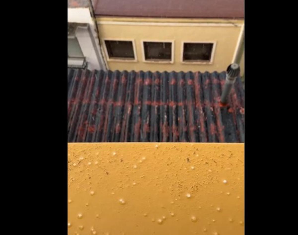 Imagen del granizo que ha caído en Vilamarxant esta tarde.