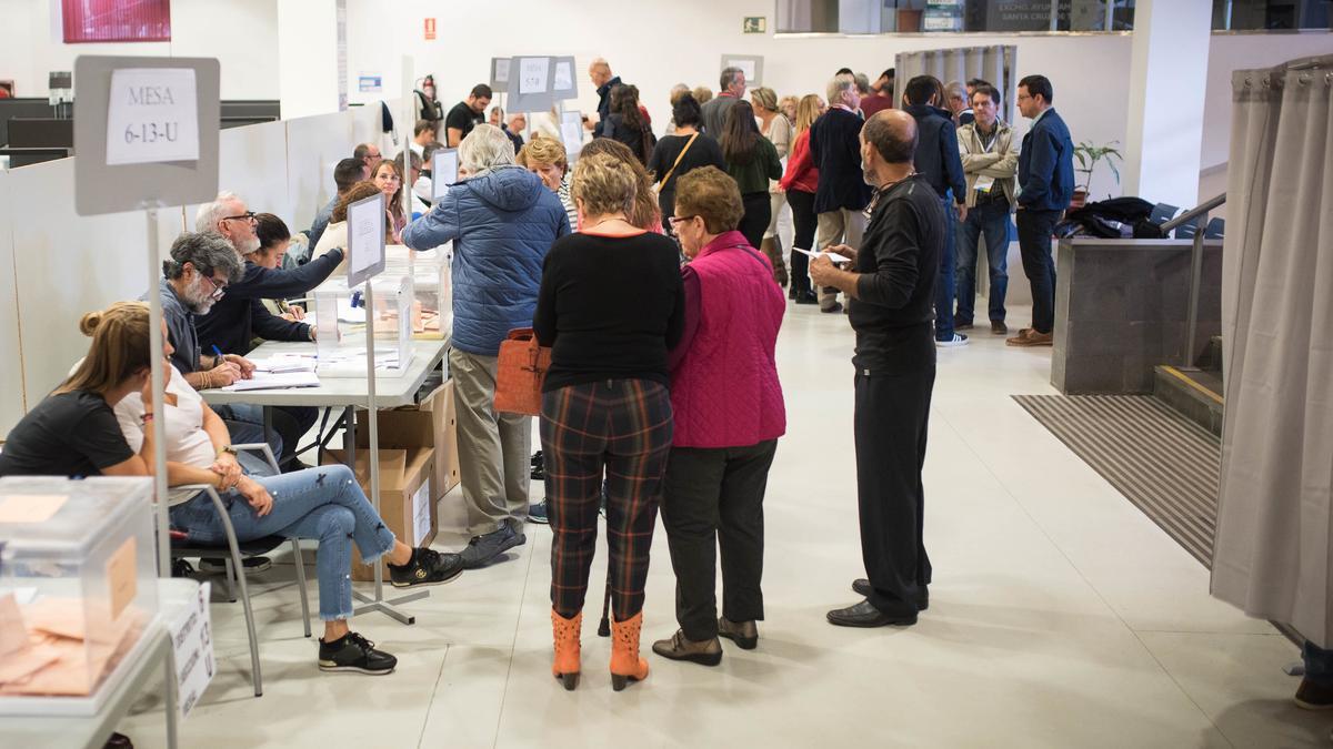 Varias personas hacen cola ante las mesas electorales en unos comicios anteriores en Tenerife.