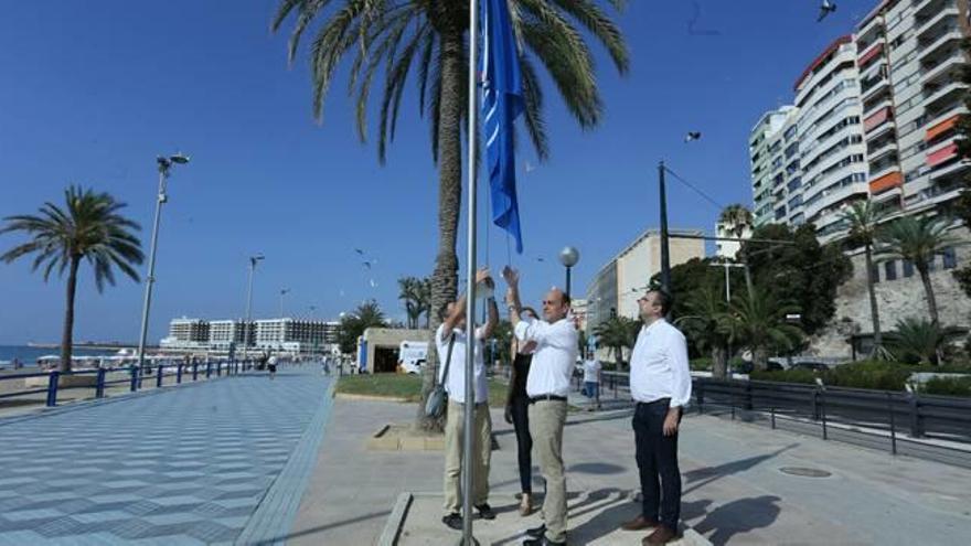 El alcalde y varios concejales izaron ayer la bandera azul del Postiguet.