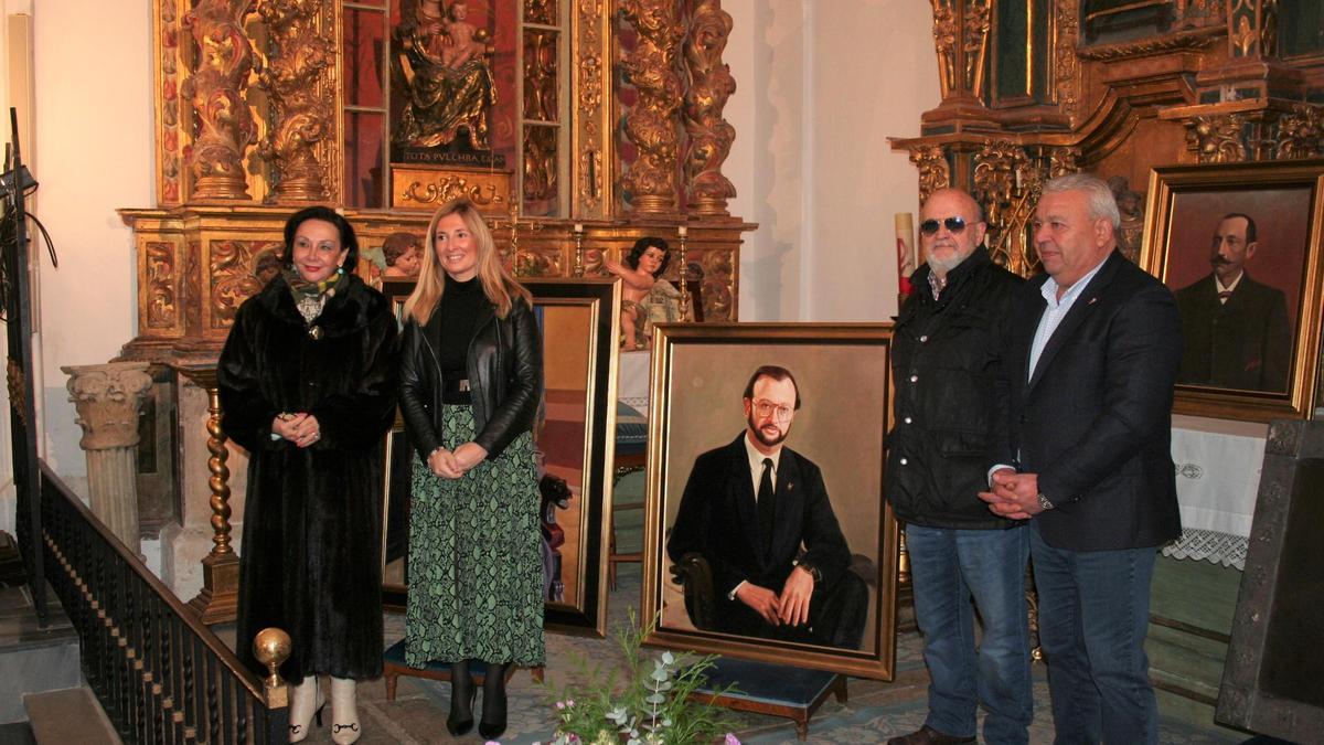 El presidente de Honor, Ángel Olcina García, entregaba su retrato, obra del pintor lorquino José López Gimeno.