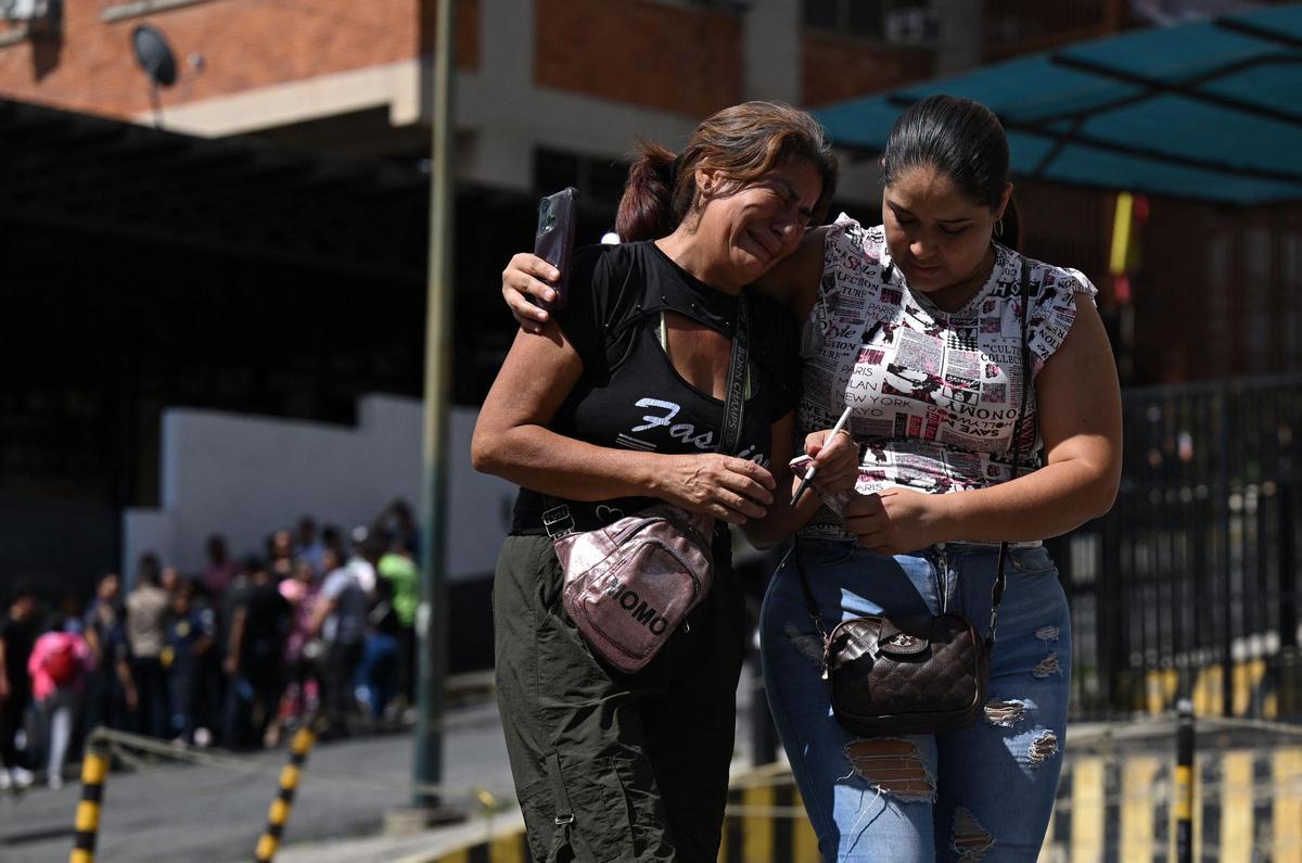 Familiares de personas detenidas durante las últimas protestas en Venezuela esperan noticias de la policía