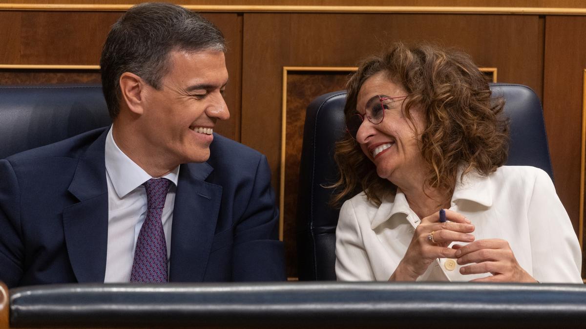 El presidente del Gobierno, Pedro Sánchez y la vicepresidenta primera y ministra de Hacienda, María Jesús Montero.