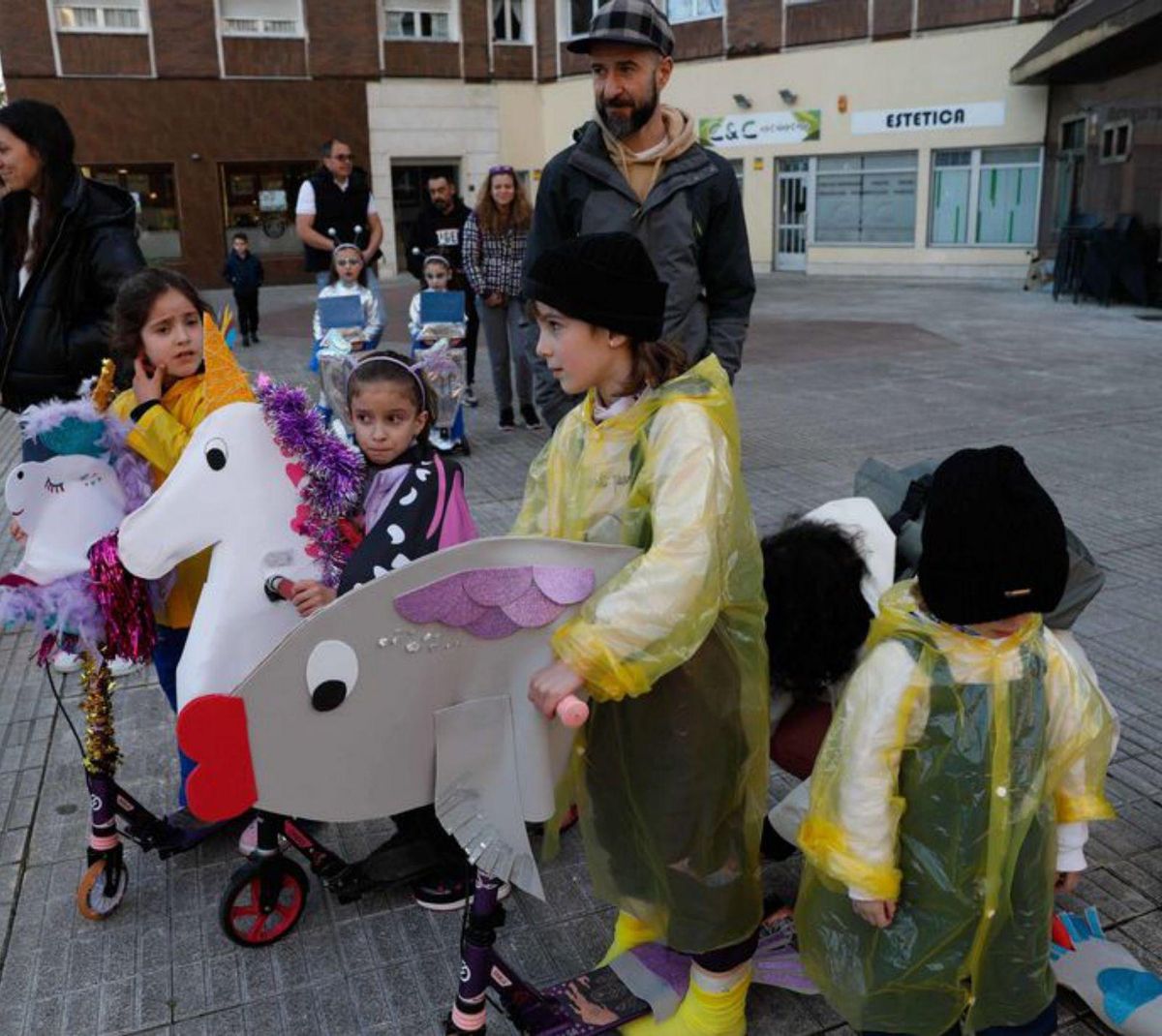 «Las chicas unicornio» y «Faenando sardinas», a la izquierda y, a la derecha, «La peña la seta» sobre la espuma.