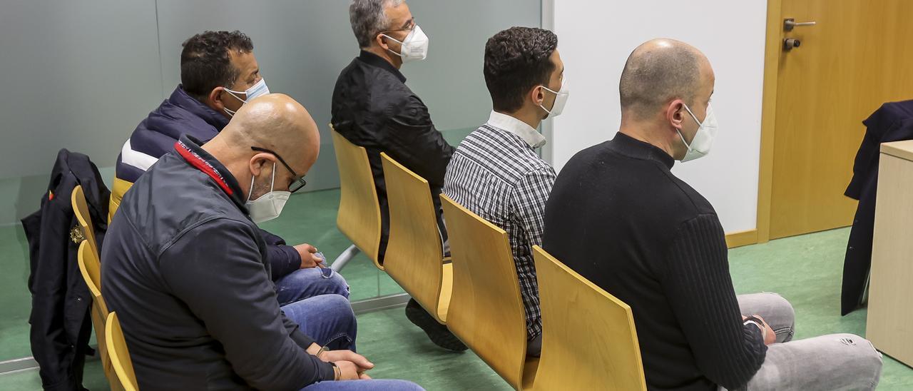 Los acusados el día del juicio en la Audiencia de Alicante.