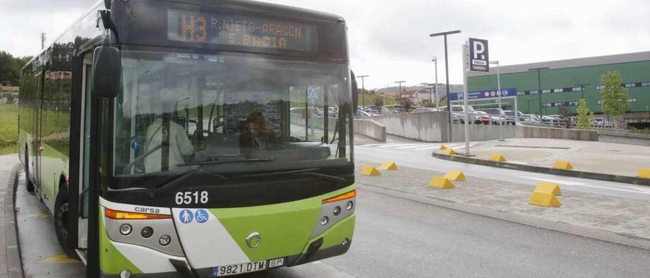 Un autobús de la nueva línea, H3, en la parada del Álvaro Cunqueiro. // Alba Villar