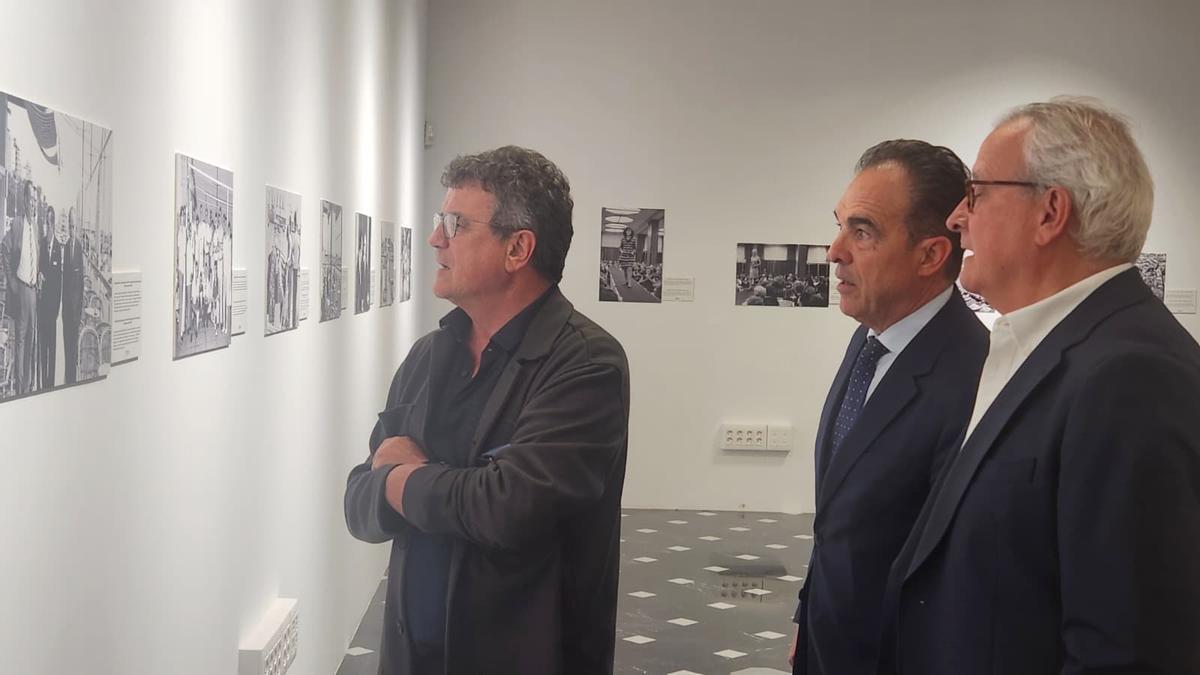 El director de INFORMACIÓN, Toni Cabot, observa una de las imágenes expuestas