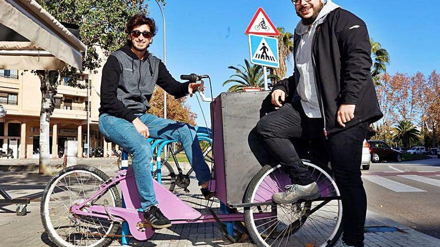 CÃ ndid Trujillo y Pau Mas, en la calle Alfons el MagnÃ nim, frente a su bar, el Riu DolÃ§, &quot;donde empezÃ³ todo&quot;.