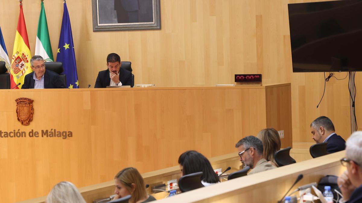 Francisco Salado y Cristóbal Ortega, durante un pleno de la Diputación de Málaga.