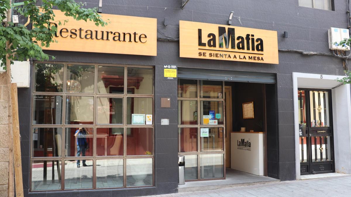 Fachada de La Mafia se sienta a la mesa, en calle Opisbo Segura Sáez, en Cáceres.