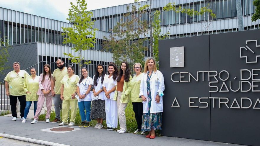 El equipo de enfermería posa a la entrada del centro de salud estradense. | //BERNABÉ