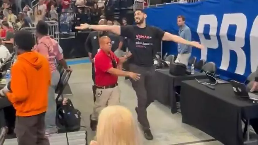 Enes Kanter, desalojado de la Wintrust Arena tras un tenso cruce con Natasha Cloud