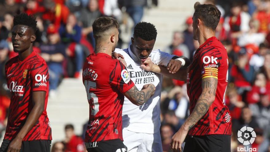 Raíllo y Maffeo sujetan a Vinicius durante un lance del partido.