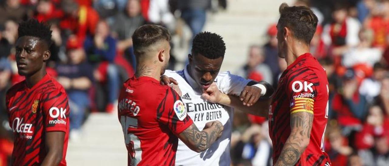 Raíllo y Maffeo sujetan a Vinicius durante un lance del partido.