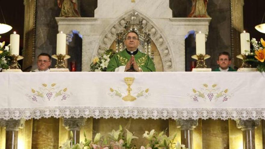 Álvaro Iglesias Fueyo, en el centro, durante la misa de toma de posesión como rector de la basílica en septiembre de 2012.