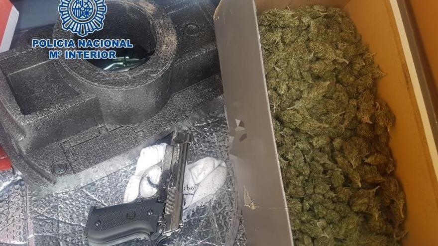 Detenidos con dos kilos de cogollos de marihuana y una pistola detonadora en un coche