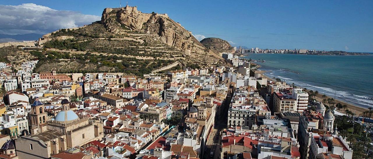 Vista panorámica de la ciudad de Alicante, el núcleo poblacional que más necesidades presenta de vivienda social en la provincia.