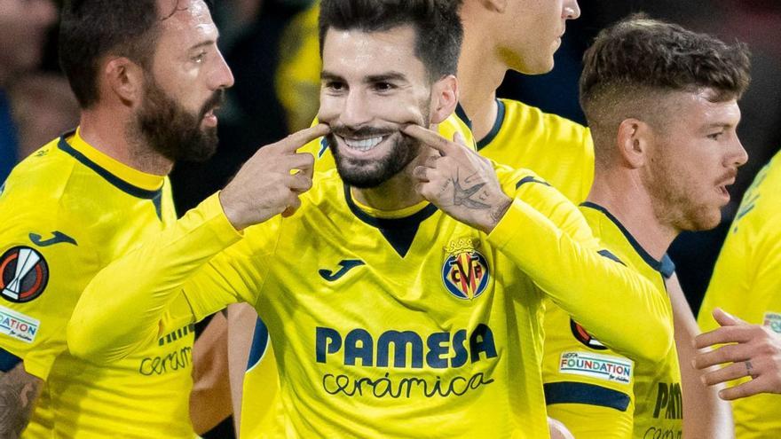 Álex Baena celebra el gol que va obrir la victòria del Vila-real contra el Panathinaikos