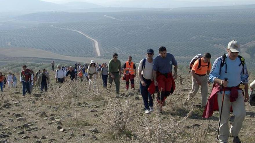 Un grupo de senderistas realizando una ruta.