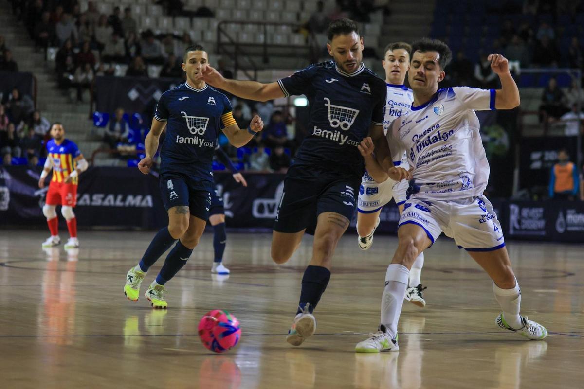 Ivi disputa un balón bajo la atenta mirada de Rubi.