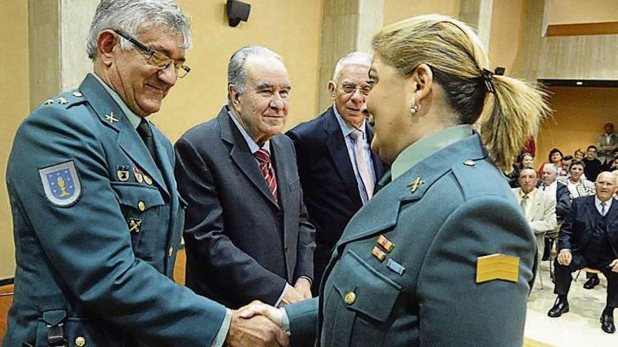 El capìtán Rancaño felicita a la guardia civil premiada. // Iñaki Abella