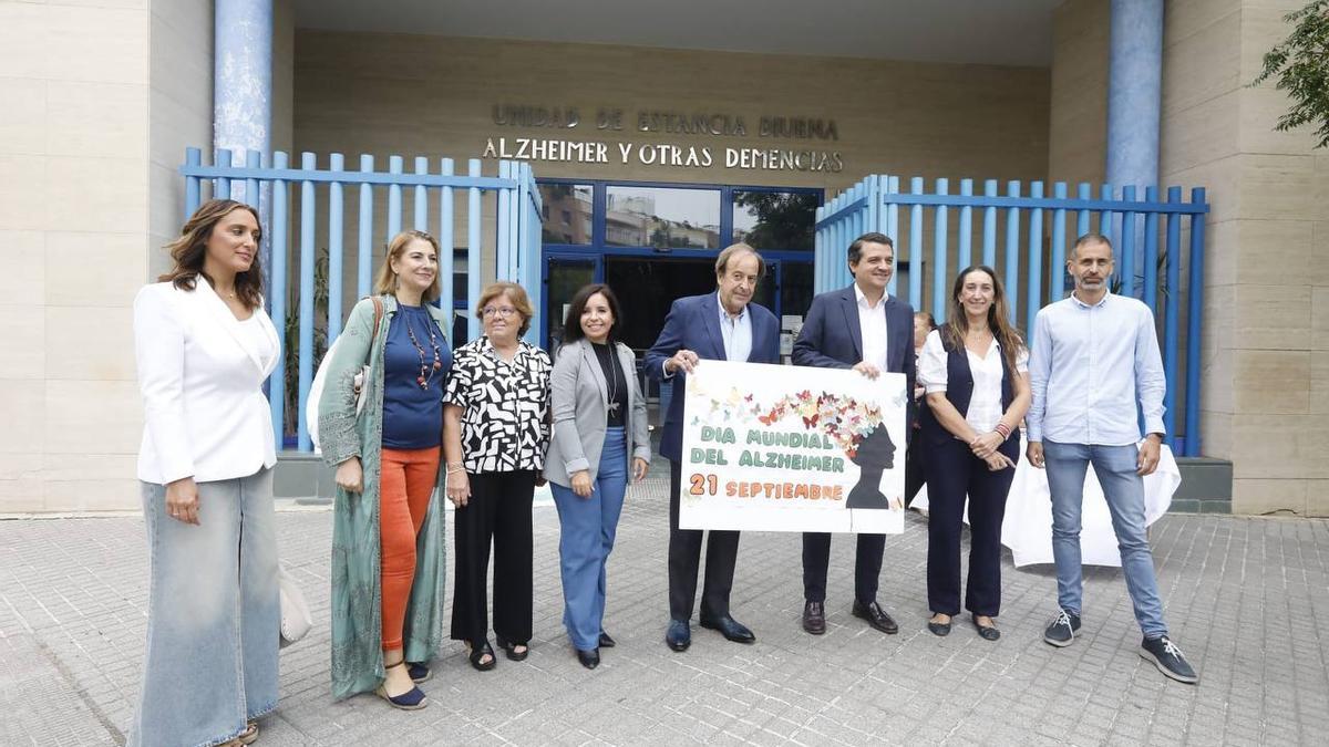 El alcalde, junto con otras autoridades e integrantes de la asociación de Alzhéimer San Rafael.