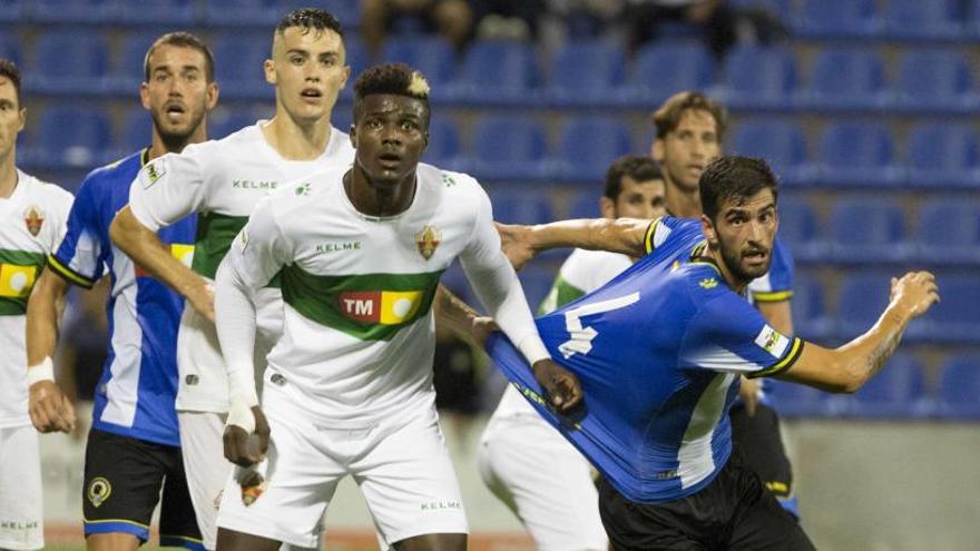 Sory Kaba y Mikel Santamaría, en el derbi de Copa de esta temporada