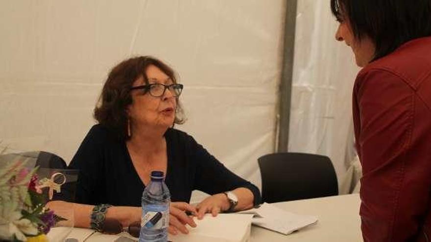 Cristina Fernández Cubas, en la firma de libros.