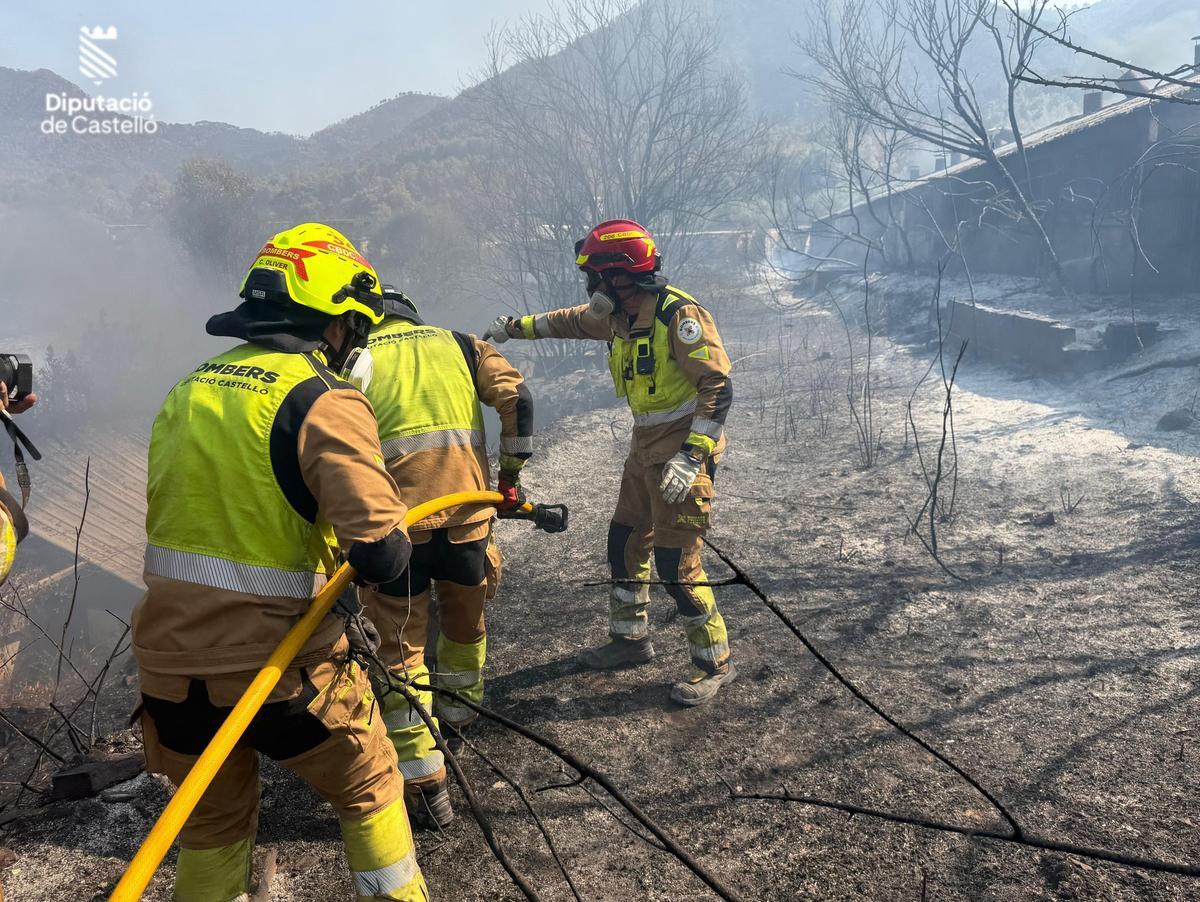 El Consorcio de Bomberos de Castellón continúa trabajando en el incendio forestal de la Vall d'Uixó