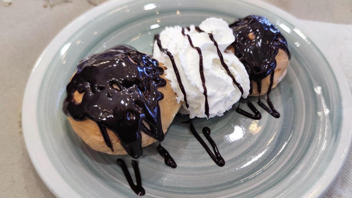Los profiteroles del menú del día de Bar Restaurant Luna.