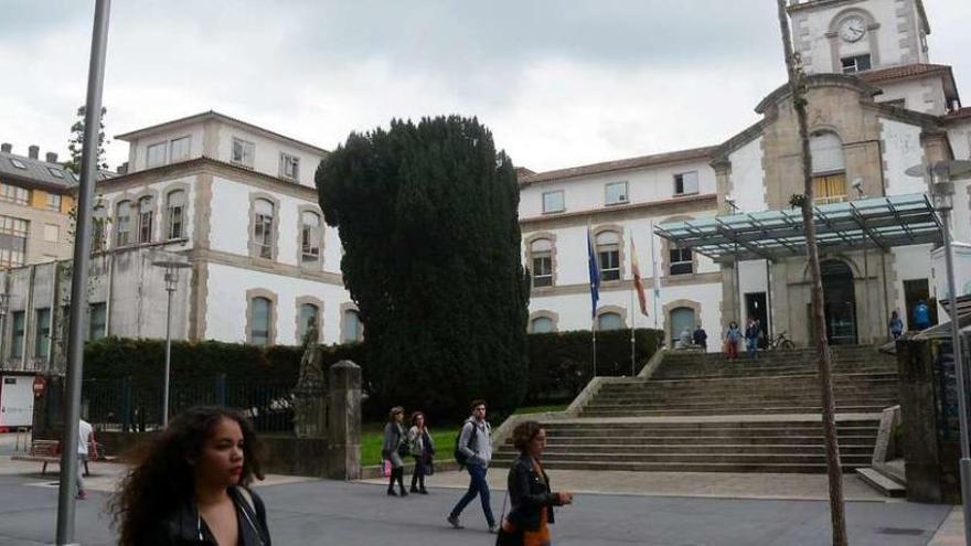 Accesos al Hospital Provincial que serán reformados para integrarlos en la plaza, con la caseta de donación de sangre, a la izquierda. // R.V.