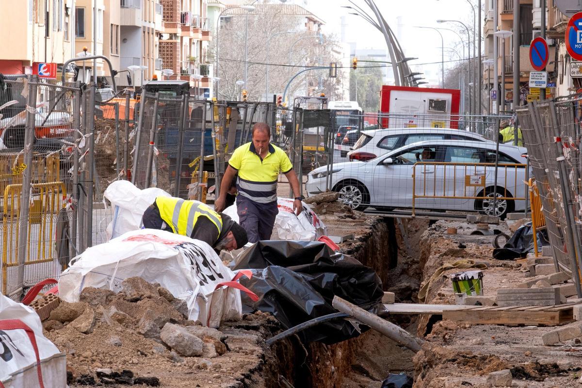 Operarios trabajando en una de las zanjas de la calle General Ricardo Ortega de Palma