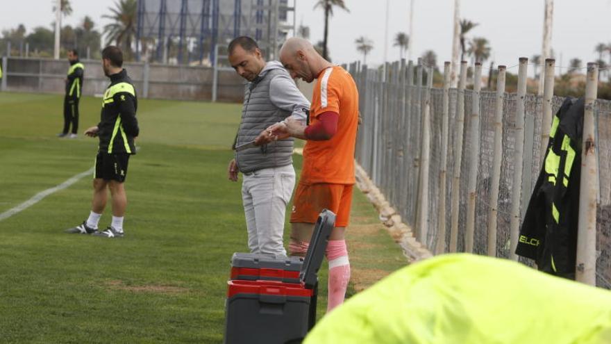 José Juan, esta mañana, dialoga con Cordero antes de abandonar el entrenamiento