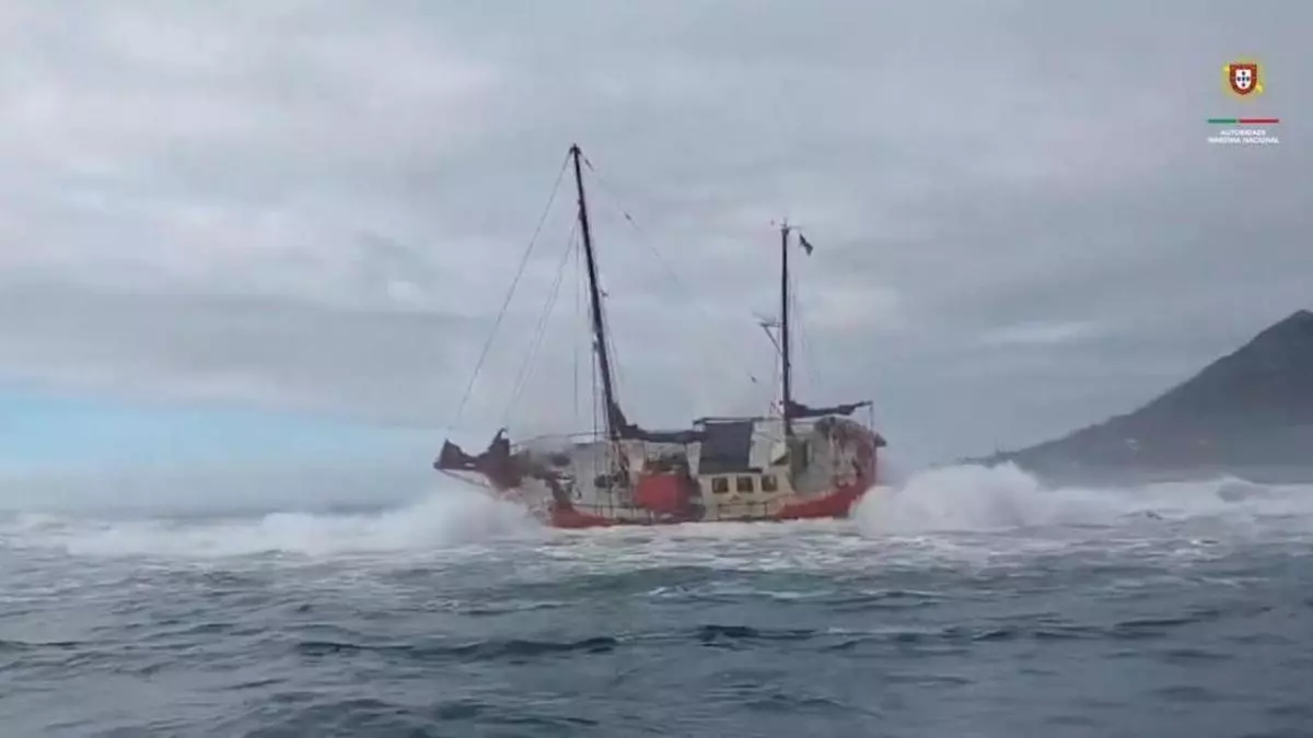 Rescatan a tres alemanes tras embarrancar con su velero frente a la costa gallega