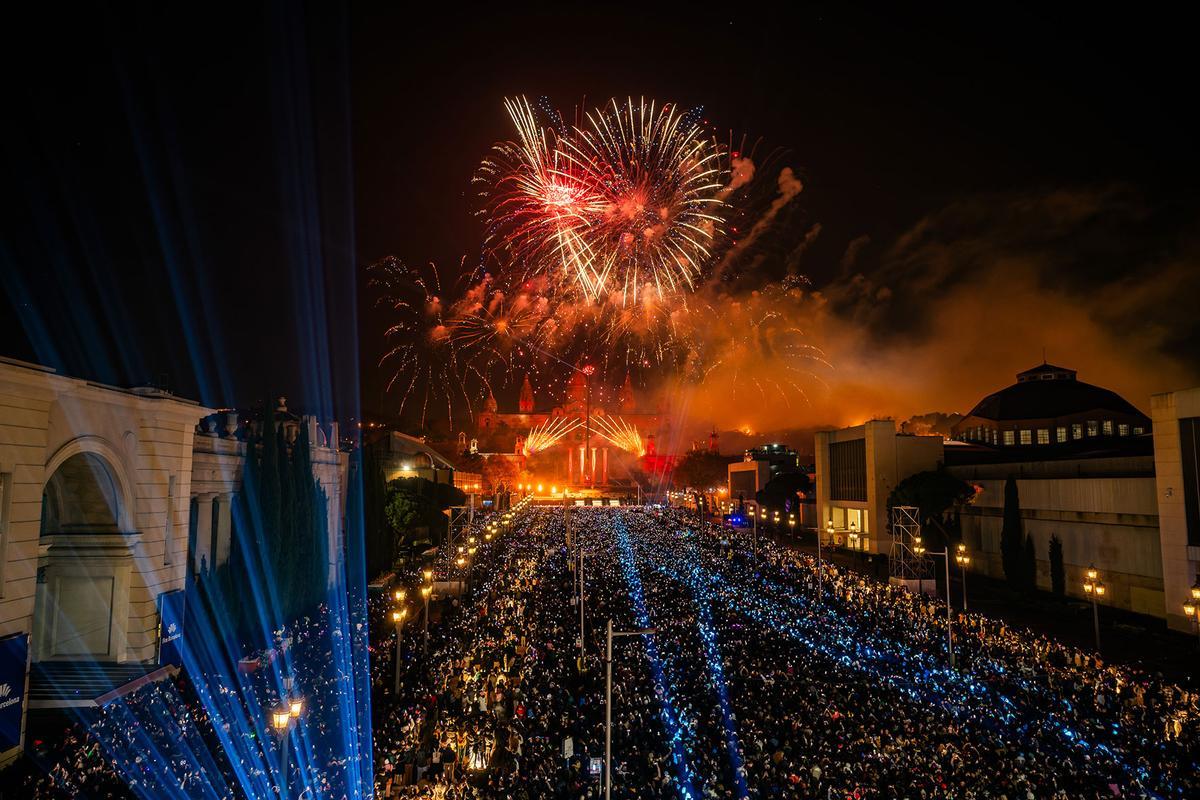 Celebración del fin de año de 2024 en la avenida Reina Maria Cristina