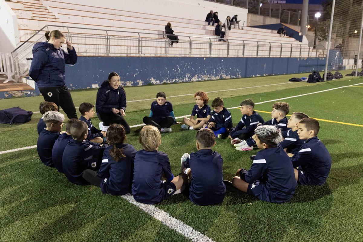 La otra forma de enseñar fútbol: Celia Camarasa, entrenadora de los benjamines del Hércules