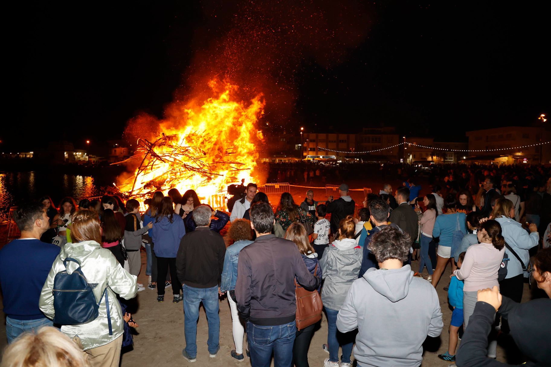 Panxón volvió a iluminarse en plena noche de San Xoán