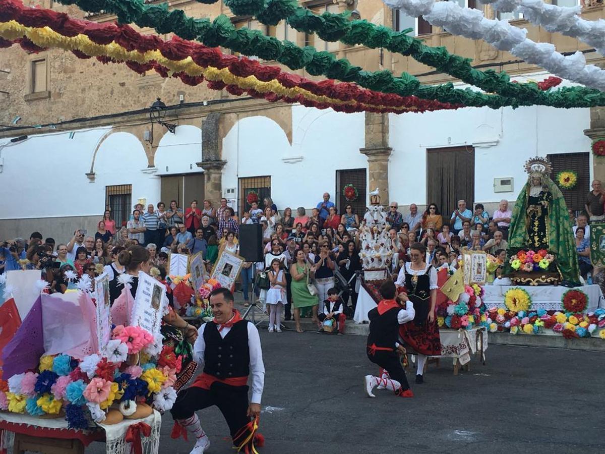Los Tableros, en la plaza, ante la Virgen del Rosario.